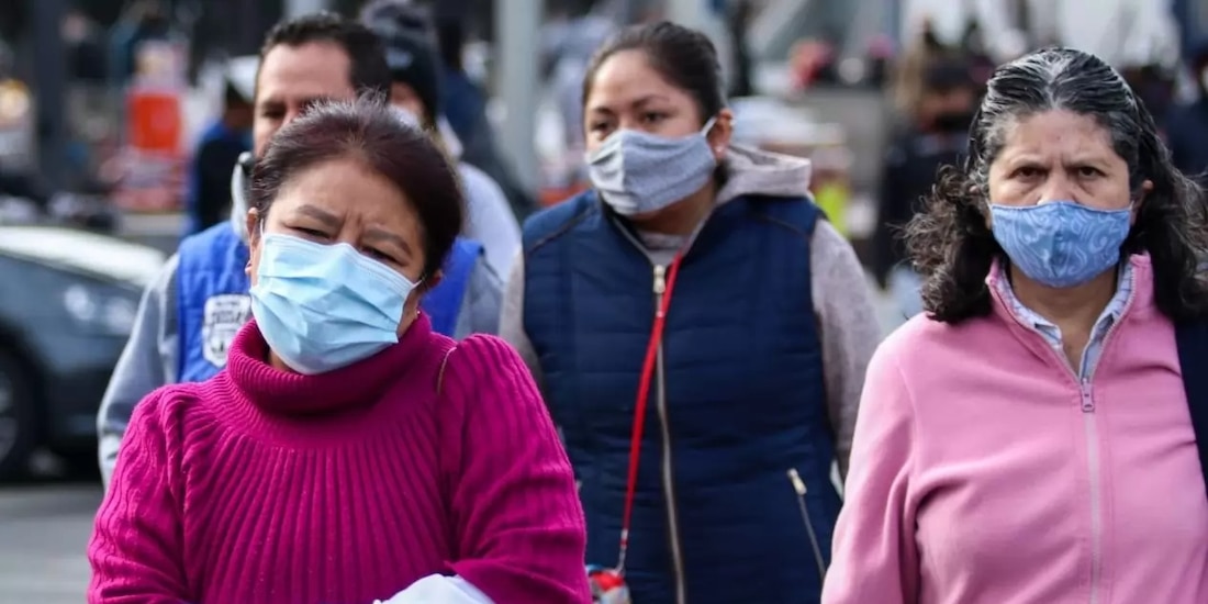 Los habitantes de la CDMX siguen tomando medidas prevebntivas, como el uso de cubrebocas, por el COVID-19.