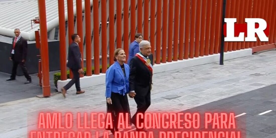 AMLO llega al Congreso para entregar la banda presidencial a Claudia Sheinbaum.