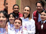En la imagen Claudia Sheinbaum y Mario Delgado, en compañía de estudiantes.