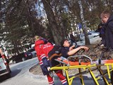 Personal de emergencias traslada a soldados heridos en la base de Yavoriv.