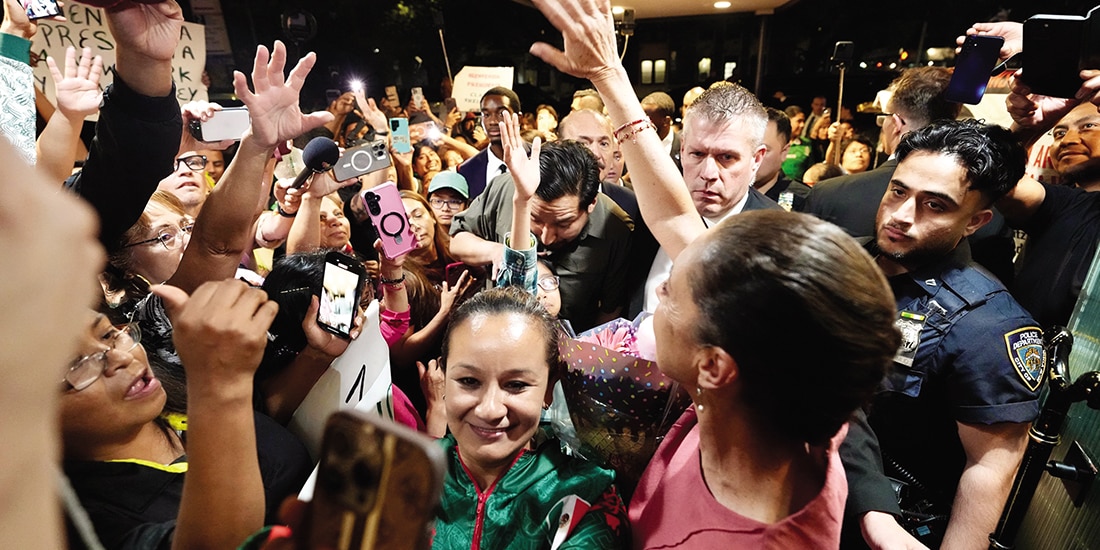 La presidenta Sheinbaum, al ser recibida por paisanos, ayer.