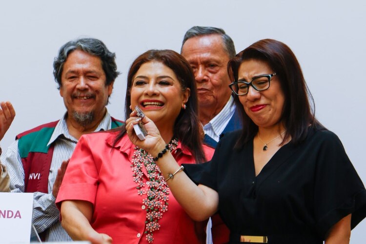 Clara Brugada entrega llaves de viviendas accesibles en colonia Roma, como parte de su política contra la gentrificación.