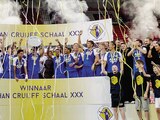 el equipo del lateral levanta el trofeo, ayer, para celebrar el campeonato.