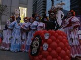La Catrina y el ballet folclórico mexicano deslumbran en el desfile de Halloween en Chicago.