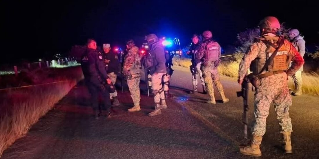 Elementos del Ejército resguardan el punto de la carretera 30, a la altura de la comunidad Tinajuela, en donde se registró el evento violento, ayer