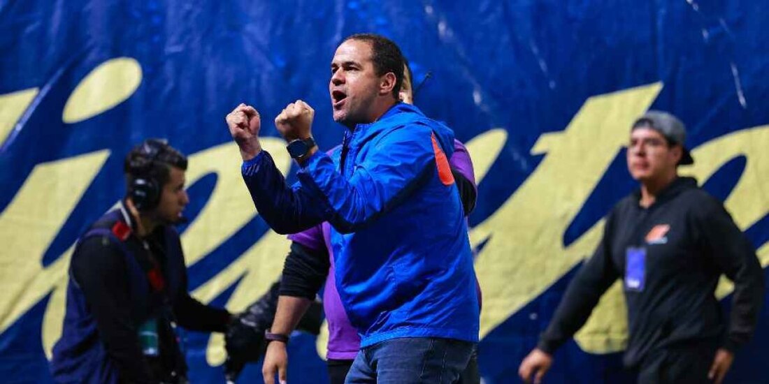 André Jardine festeja el triunfo del América en las semifinales de ida del Torneo Apertura 2023 de la Liga MX contra el Atlético de San Luis.