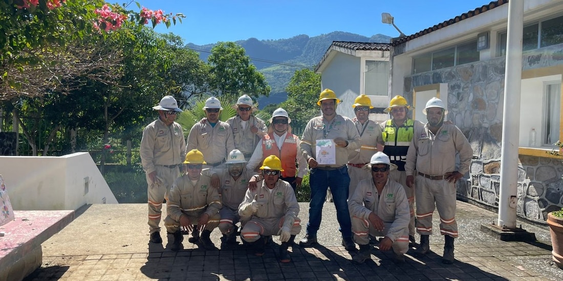 Personal de la CFE tras los trabajos de reparación de la red eléctrica.