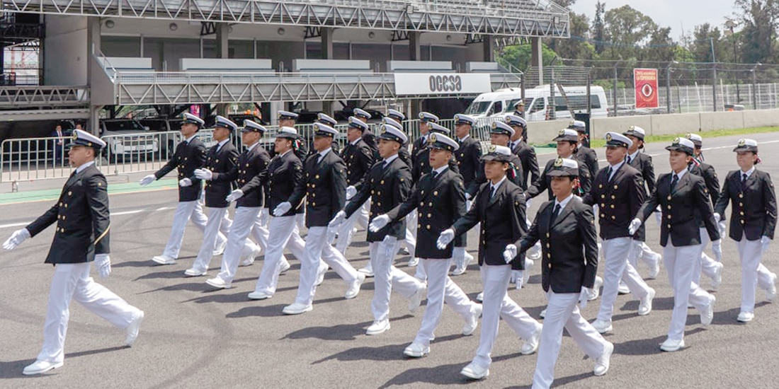 Estudiantes del Sistema Educativo Naval, en su preparación, ayer, para el desfile de Independencia.