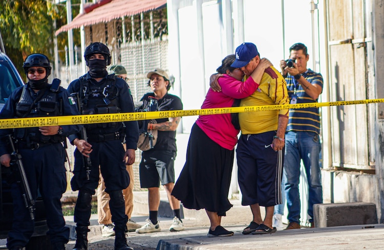 Residentes de Culiacán, Sinaloa y elementos de seguridad del estado, luego del asesinato de una mujer, el pasado miércoles.