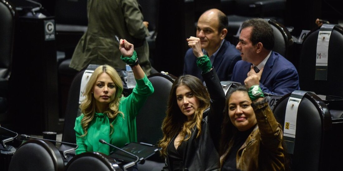 Diputadas en San Lázaro muestran, ayer, pañuelos verdes a favor del aborto. La sesión en la que se discutiría el cambio de horario fue cancelada.