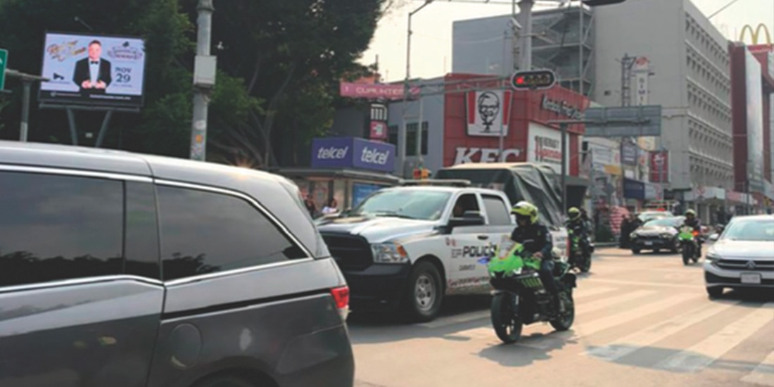 Automovilistas pasan frente a publicidades exteriores, ayer, en Av. Cuauhtémoc.