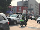 Automovilistas pasan frente a publicidades exteriores, ayer, en Av. Cuauhtémoc.