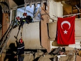 Labores de rescate de un equipo procedente de Francia en un edificio derrumbado, en Hatay, Turquía.