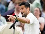 El serbio Novak Djokovic hace un gesto a la multitud mientras es entrevistado después de derrotar al danés Holger Rune en su partido de cuarta ronda de Wimbledon