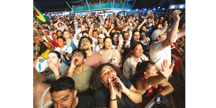 MILES DE FANS se reunieron en Sitio Histórico Nacional de Fort York y The Bentway de Toronto, en Canadá. Fueron con playeras de su selección favorita y banderas