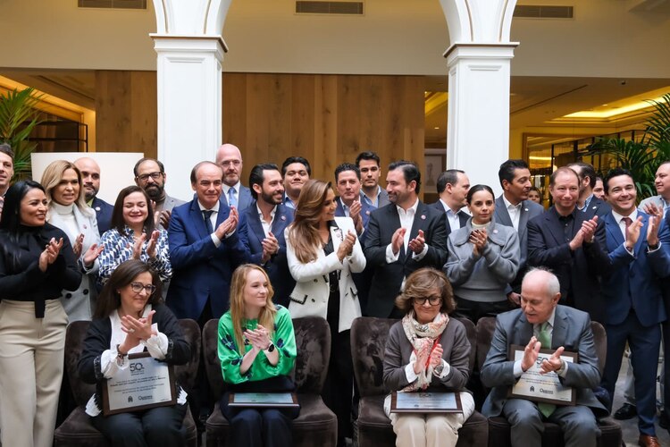 Mara Lezama y diversos funcionarios públicos.