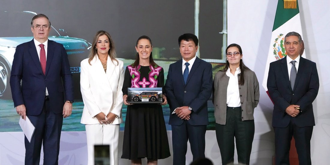 LA PRESIDENTA, Marcelo Ebrard
y directivos de KIA, ayer.