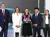 LA PRESIDENTA, Marcelo Ebrard
y directivos de KIA, ayer.
