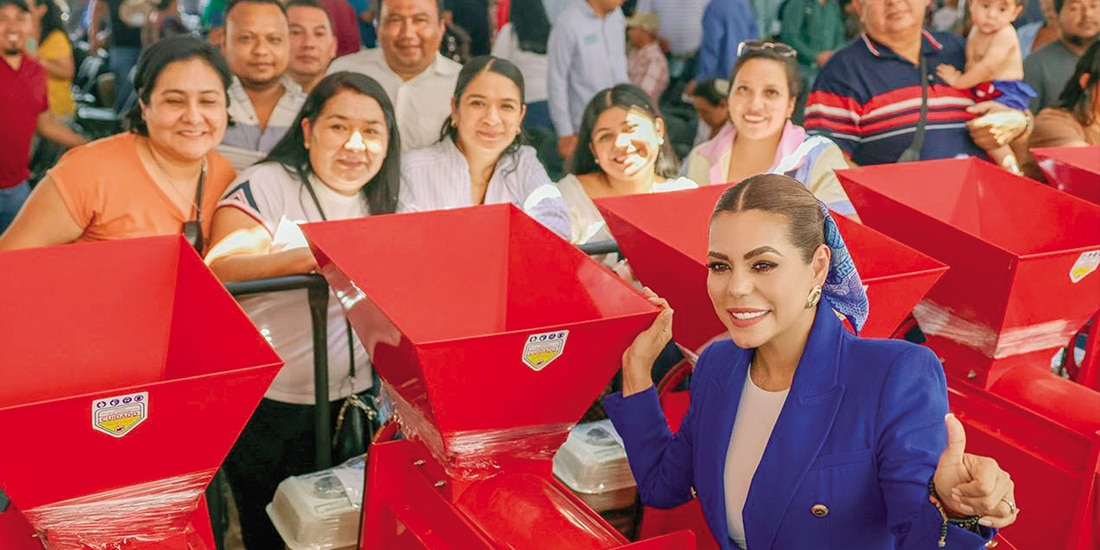 La gobernadora de Guerrero, Evelyn Salgado, con agricultores, ayer.