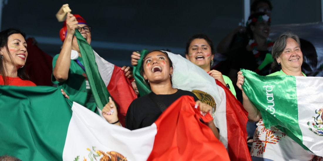 La afición mexicana apoyando al equipo de waterpolo.