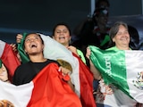 La afición mexicana apoyando al equipo de waterpolo.