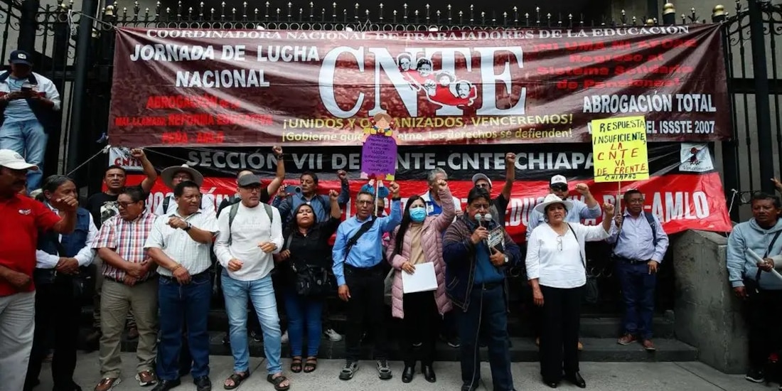 Integrantes de la CNTE en inmediaciones de Gobernación.