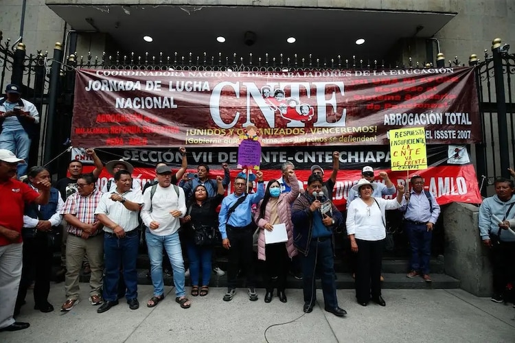 Integrantes de la CNTE en inmediaciones de Gobernación.