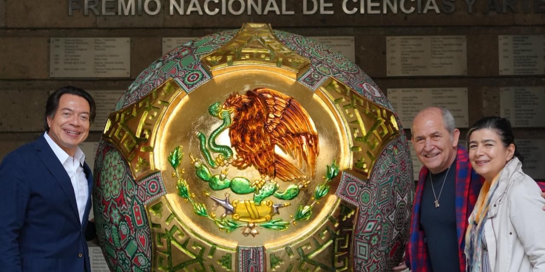 A la izquierda de la imagen el Secretario de Educación Pública federal.