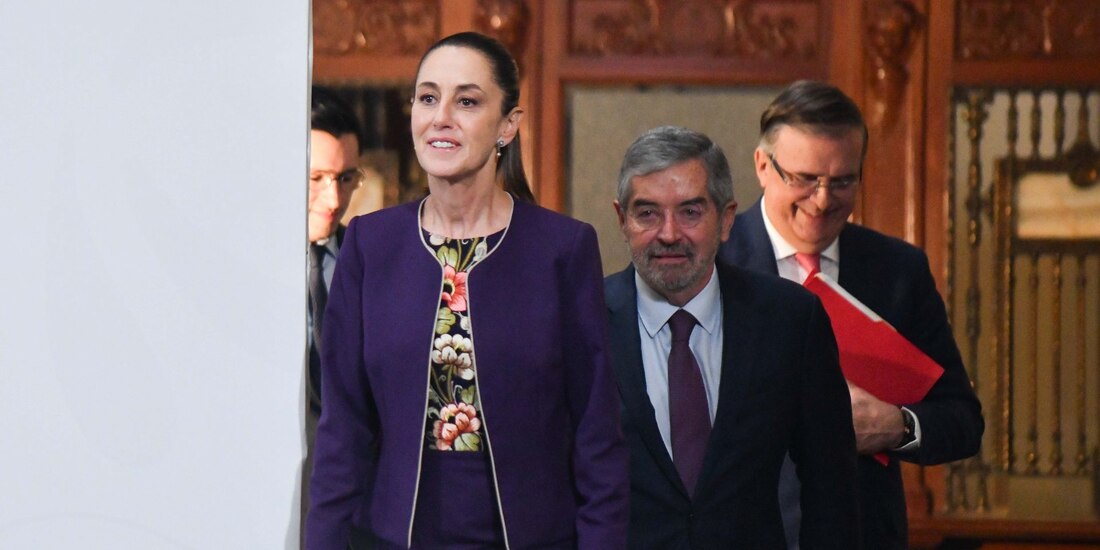 Claudia Sheinbaum, presidenta de México, durante su llegada a la conferencia matutina en Palacio Nacional, en la que informó que México logró una prórroga de 90 días para la entrada del 30 por ciento anunciados por el gobierno de los Estados Unidos