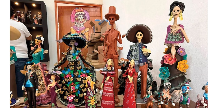 LAS catrinas de barro son un arte inigualable.