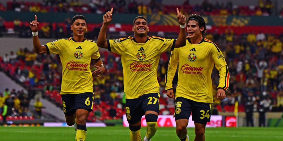 Ícaro celebrando su gol frente al Puebla.