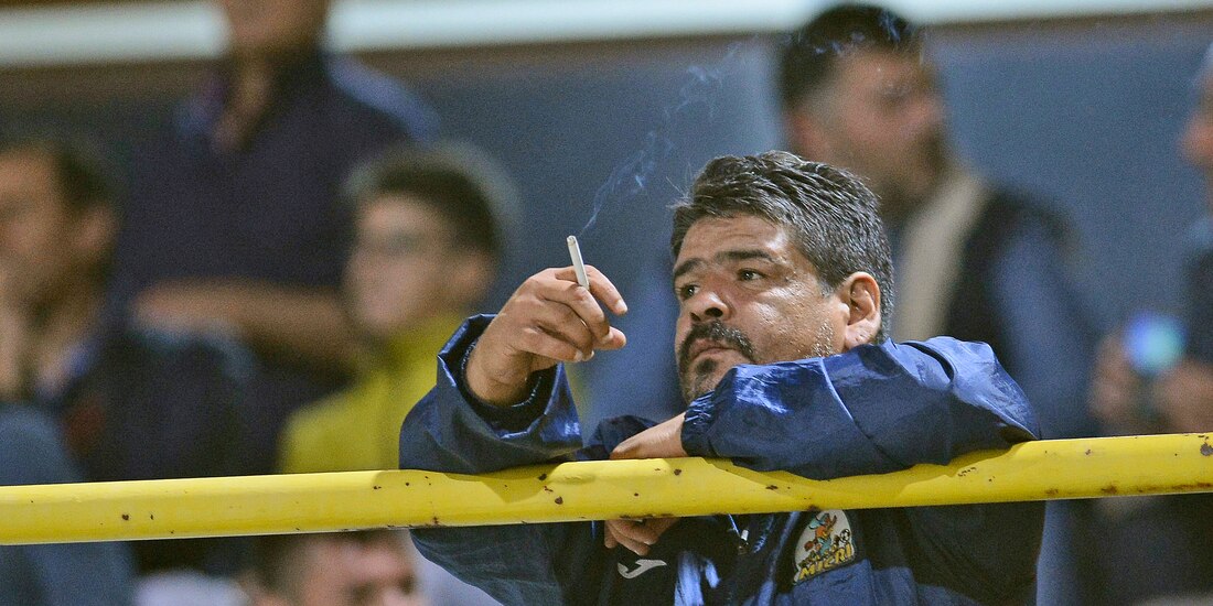 Hugo Maradona observa en las gradas un partido en Italia en octubre de 2016.