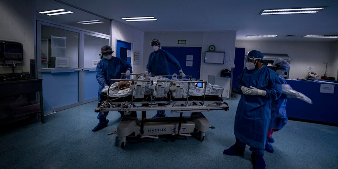 Atención a un hombre que llegó con síntomas de la enfermedad en el área Covid de este hospital.