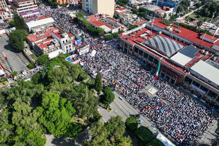 Familias mexiquenses manifestaron su respaldo al gobierno federal a dos años del triunfo electoral de la primera presidenta de México.
