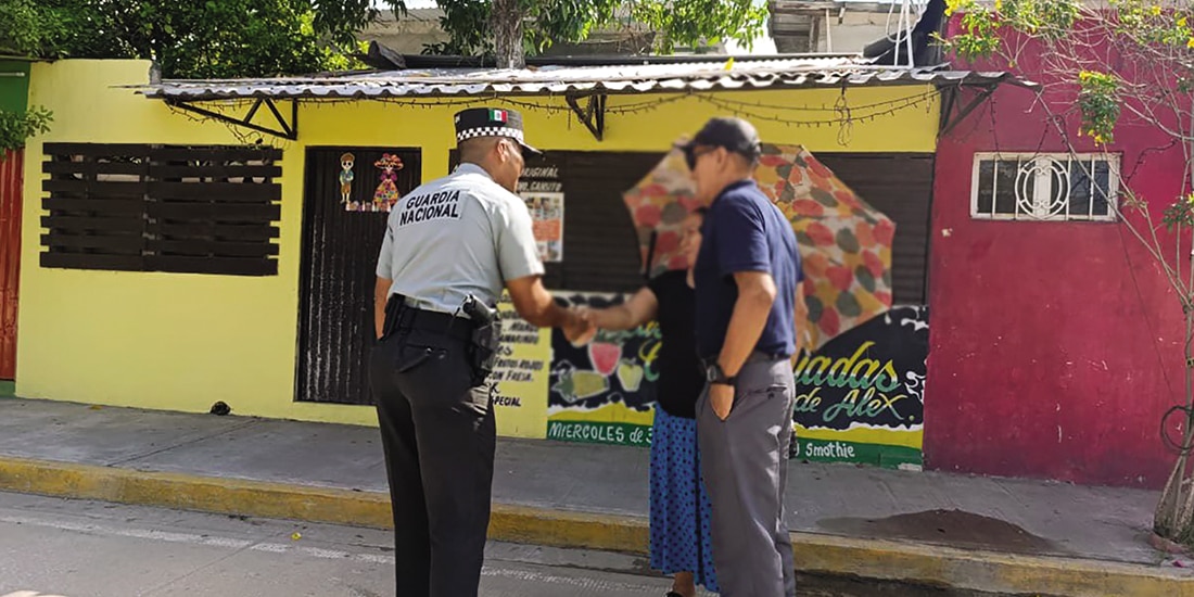 Un elemento de la Guardia Nacional, en tareas de proximidad con la población, ayer en Nacajuca, Tabasco.