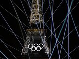 La Torre Eiffel luce al fondo, ayer, durante la apertura de París 2024.