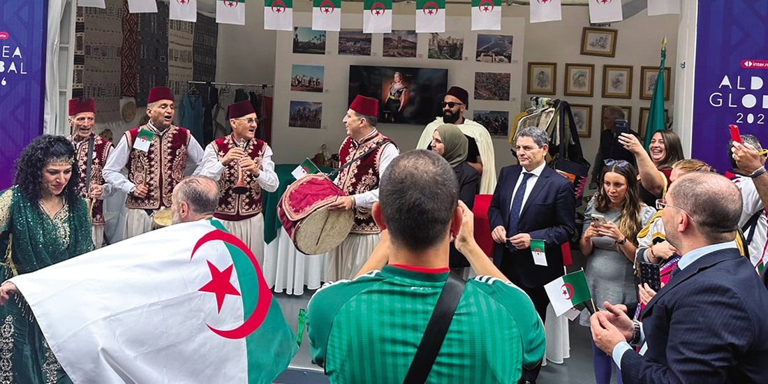 Argelinos tocan música en el stand localizado en esta feria inernacional, ayer.