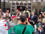 Argelinos tocan música en el stand localizado en esta feria inernacional, ayer.