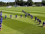 Los jugadores se arrodillaron en su campo de entrenamiento.