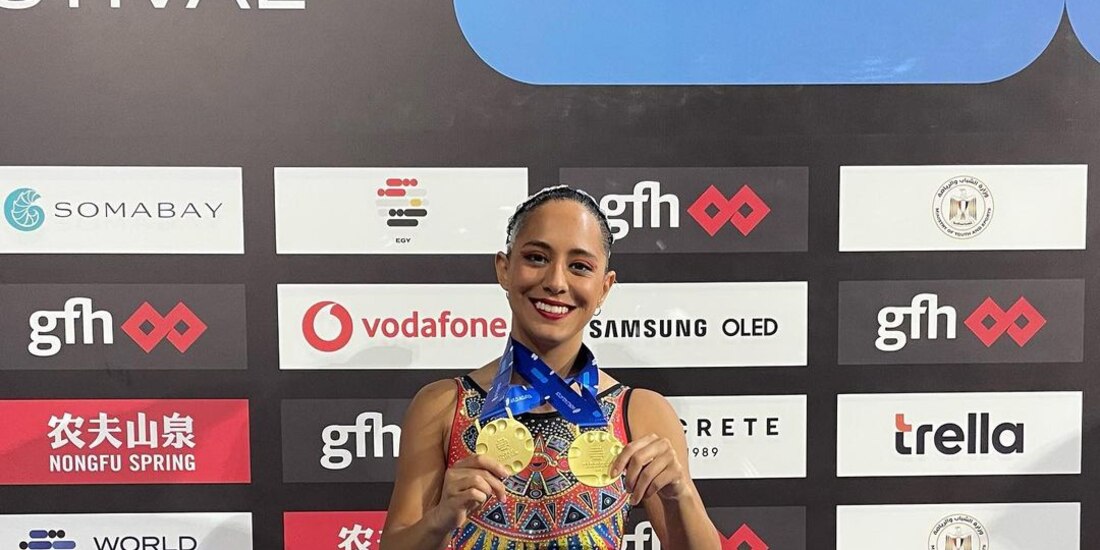 Jessica Sobrino, parte de Selección Mexicana de Natación Artística, celebra los oros ganados en la Copa del Mundo de Natación Artística.