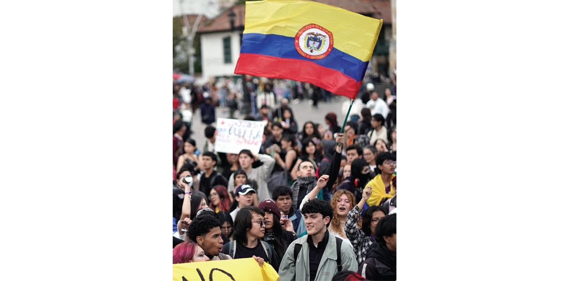PERSONAS se manifiestan
en apoyo
al candidato Iván
Cepeda, ayer, en
Bogotá