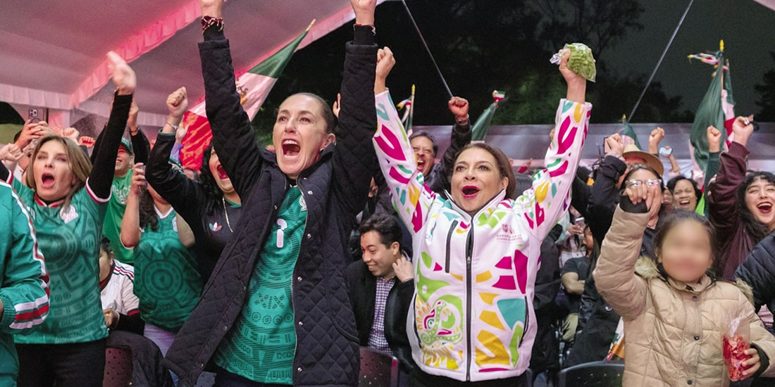 Claudia Sheinbaum y Clara Brugada festejan un gol
de México.