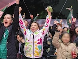 Claudia Sheinbaum y Clara Brugada festejan un gol
de México.