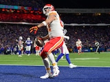 Travis Kelce celebra un touchdown de los Kansas City Chiefs en la ronda divisional de los playoffs de la NFL. Los de Misuri son los actuales campeones de la liga.