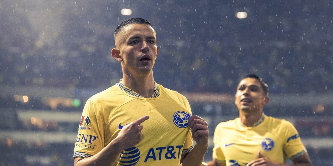 Álvaro Fidalgo, del América, celebra su gol ante Cruz Azul.