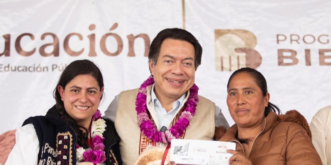 Al centro de la imagen el Secretario de Educación Pública.