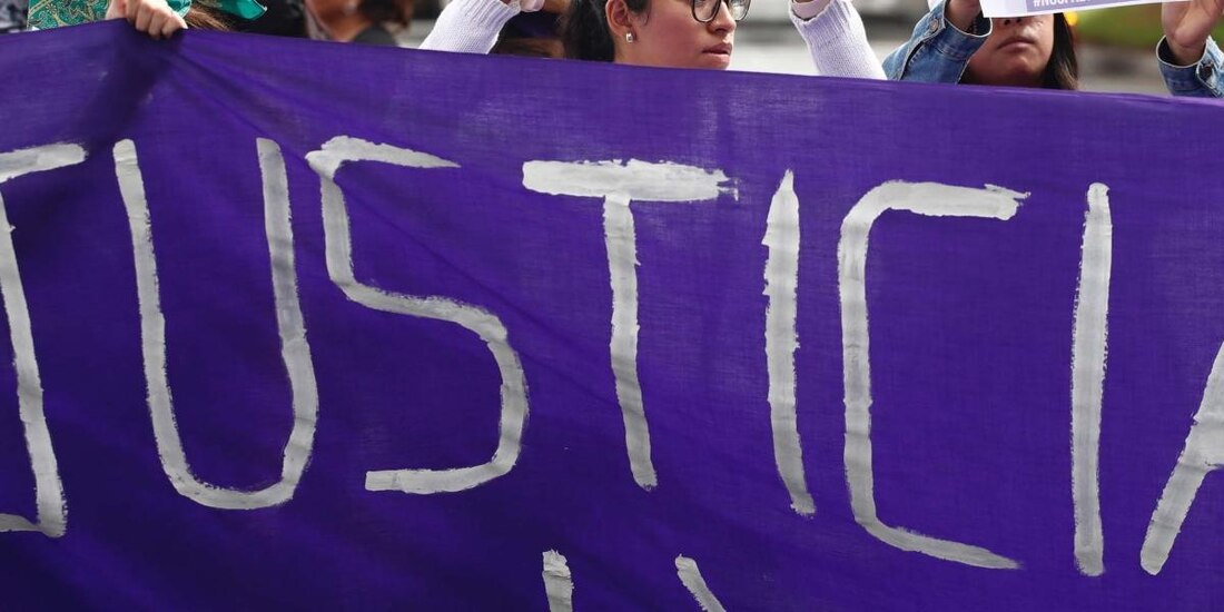 Juez deja en libertad a menor que apuñaló 15 veces a su novia.