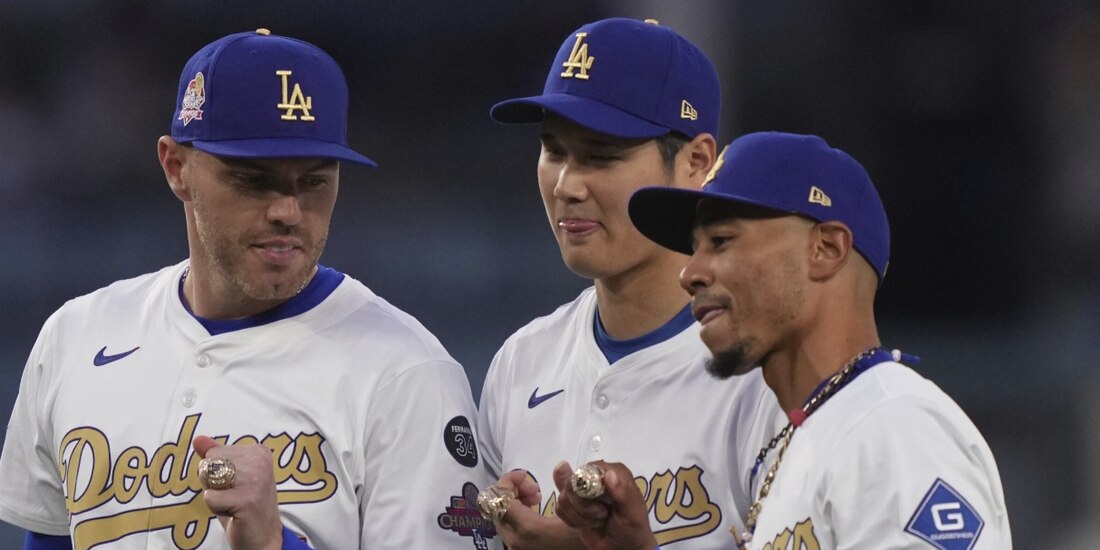 Freeman, Ohtani y Betts muestran sus anillos en el partido del fin de semana.