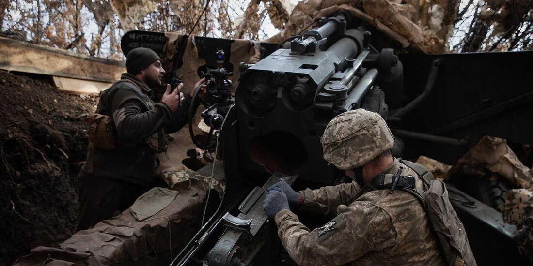 Fuerzas ucranianas se alistan para atacar posiciones de soldados rusos cerca de su frontera, hace unas semanas.