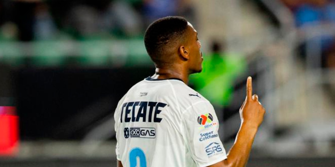 Anthony Martial festeja su primer gol con el Monterrey en la Liga MX.